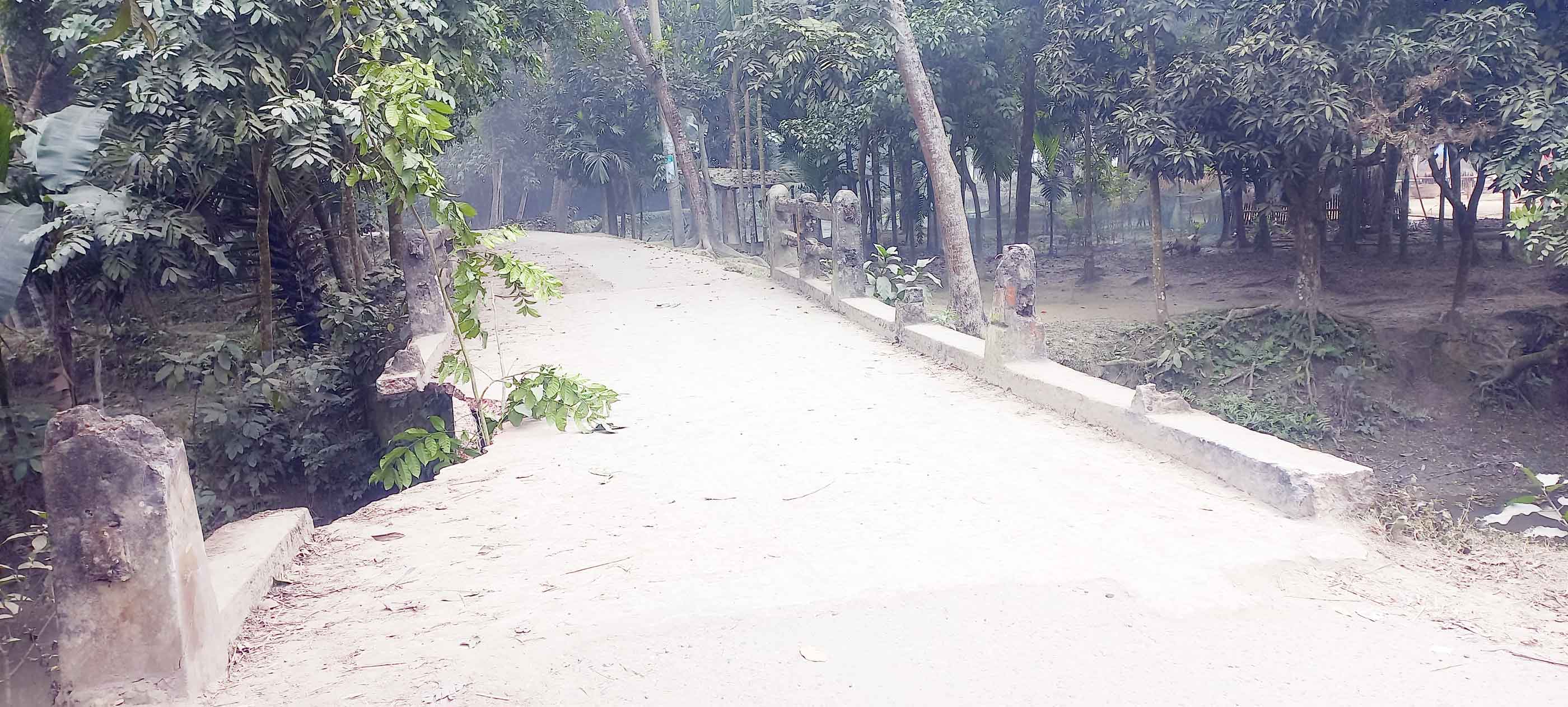 তারাকান্দায় ভাঙা সেতু যেন মরণফাঁদ