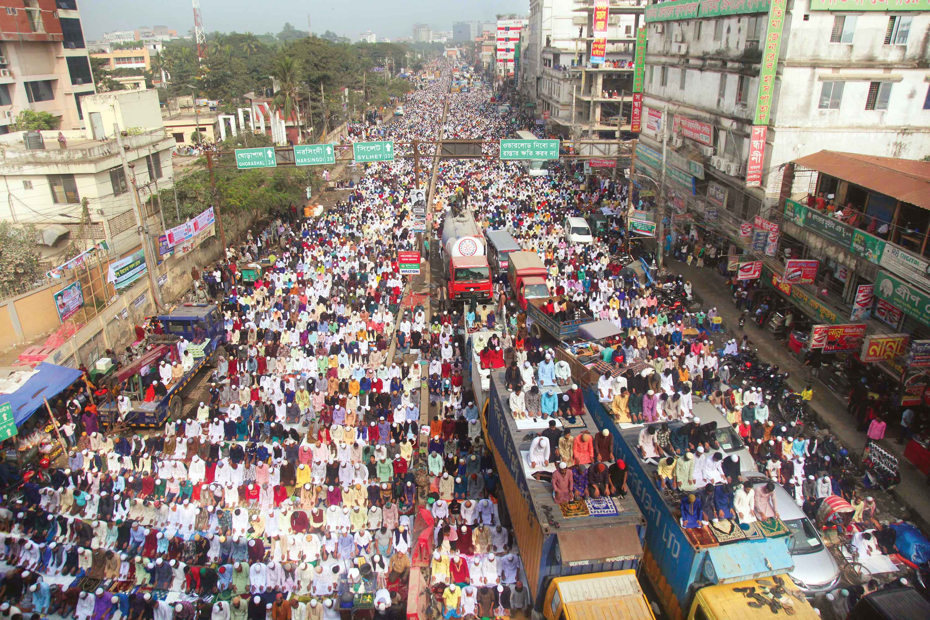 তুরাগ তীরে লাখো মুসলিস্ন মাঠ ছাপিয়ে মহাসড়কে