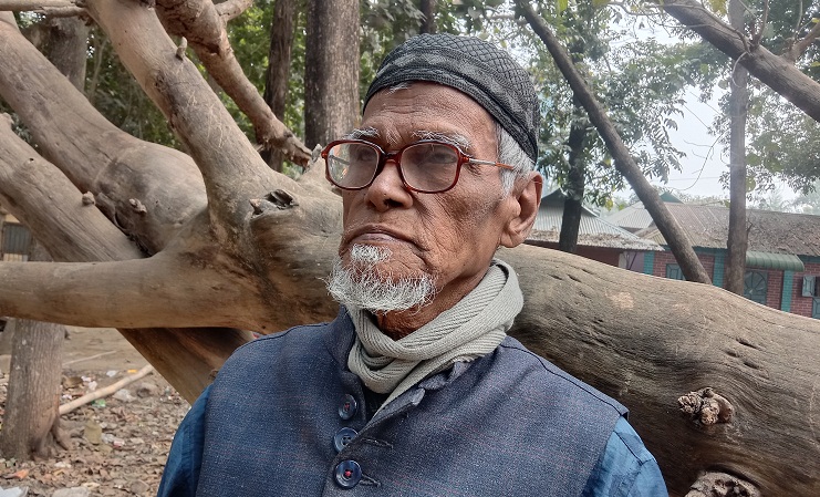 মধুপুরে গান সঙ্গীত বাদ্যযন্ত্রের ফেরিওয়ালা মন্টু ওস্তাদ 