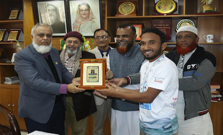 ‘বাংলা চ্যানেল’ জয়ী মুসাকে পুরস্কৃত করলেন ইবির লালন শাহ হল কর্তৃপক্ষ