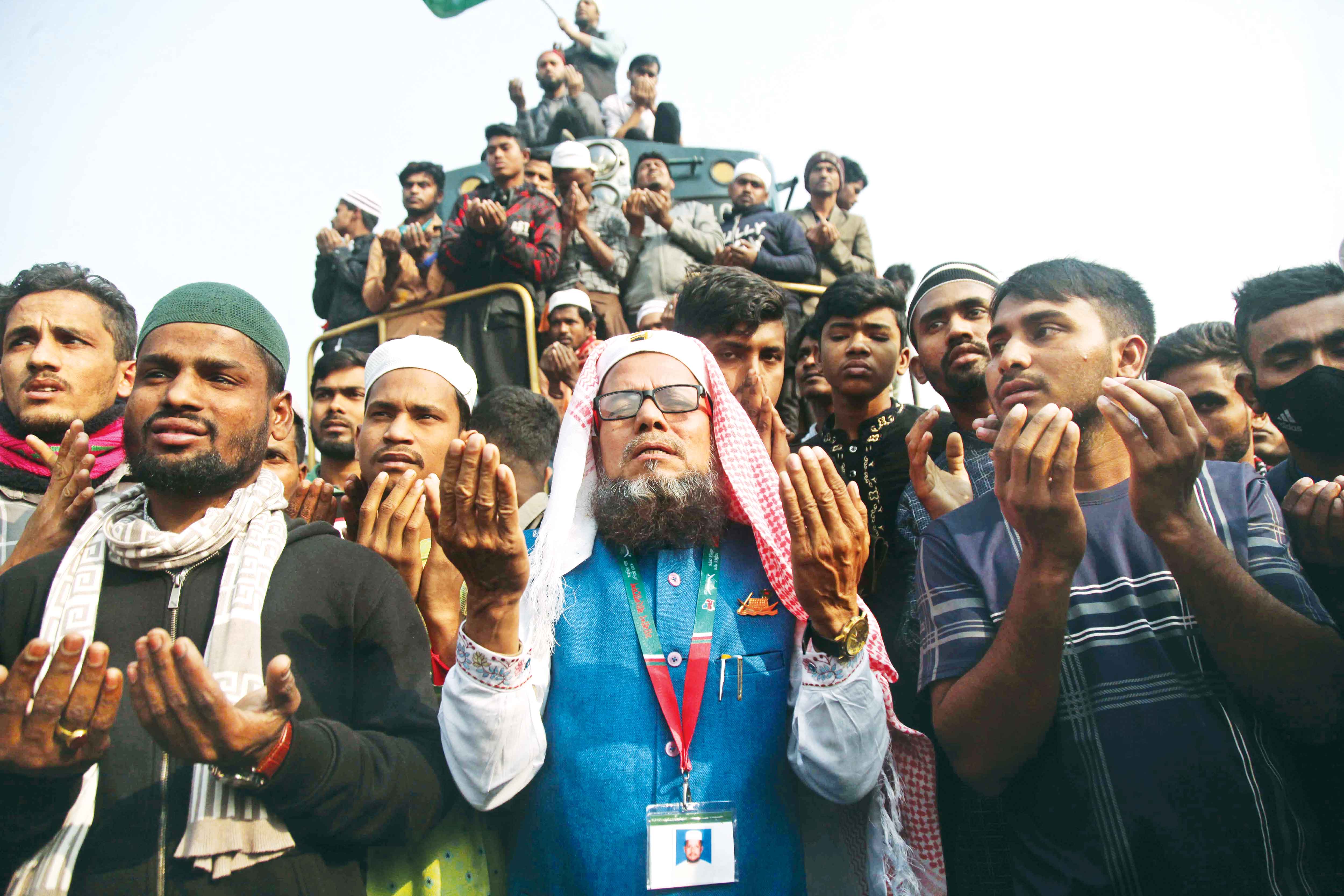 আখেরি মোনাজাতে দেশের শান্তি ও সমৃদ্ধি কামনা