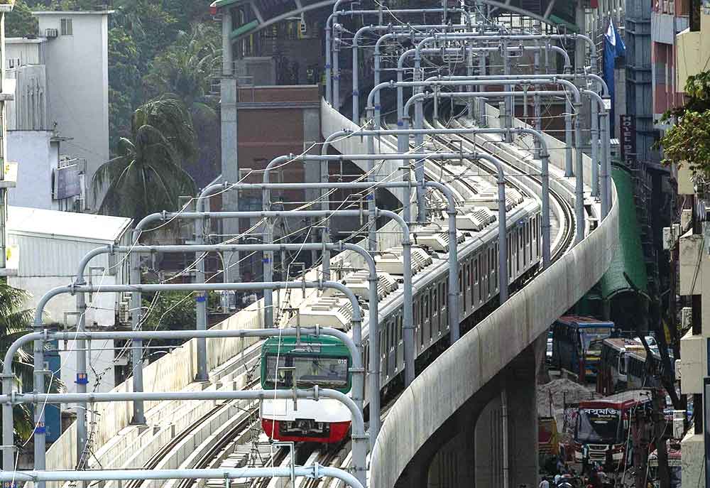 মেট্রোরেলের প্রভাবে বাসে যাত্রী সংকট
