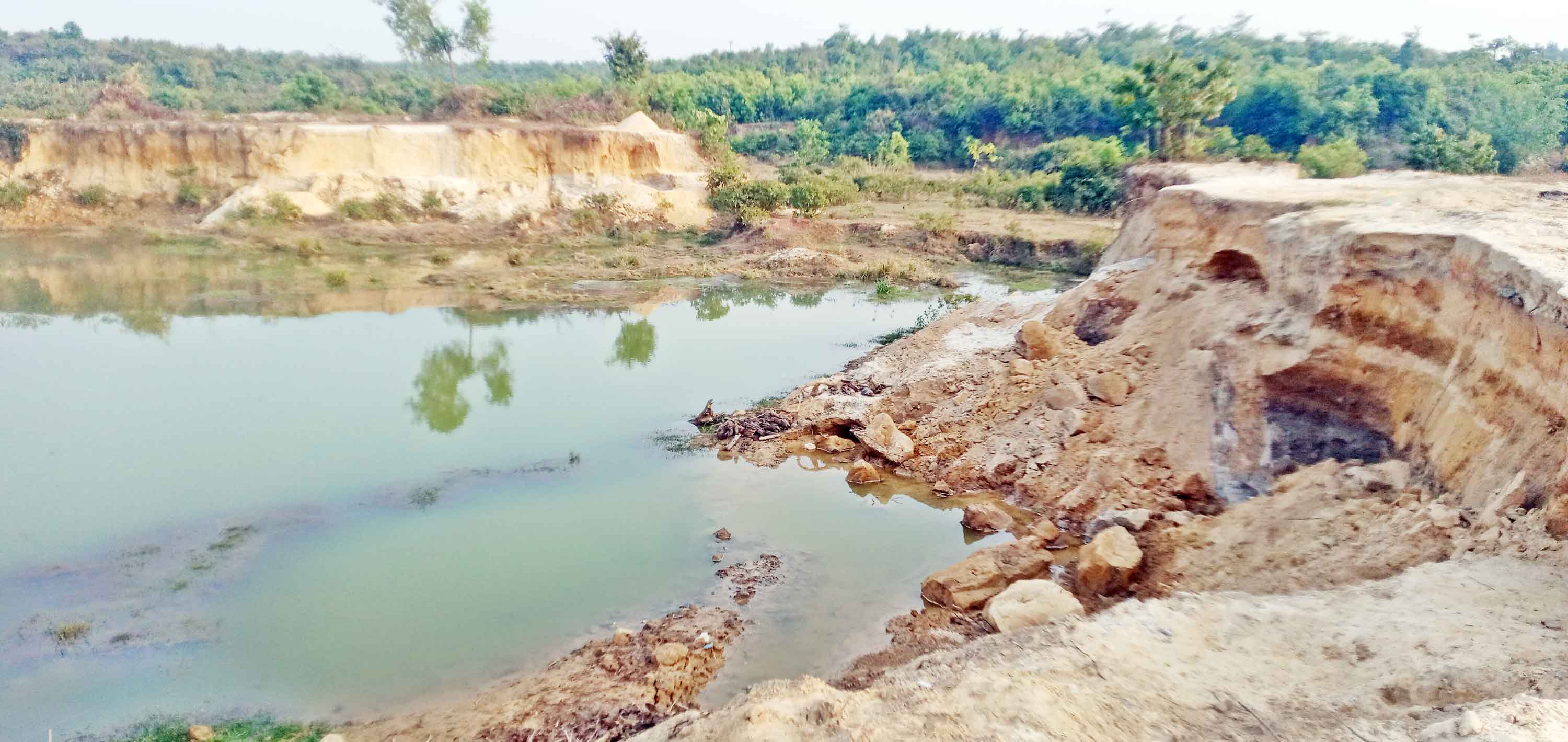 চকরিয়ার ডুলাহাজারায় সংরক্ষিত বনে ভূগর্ভস্থ বালু উত্তোলন