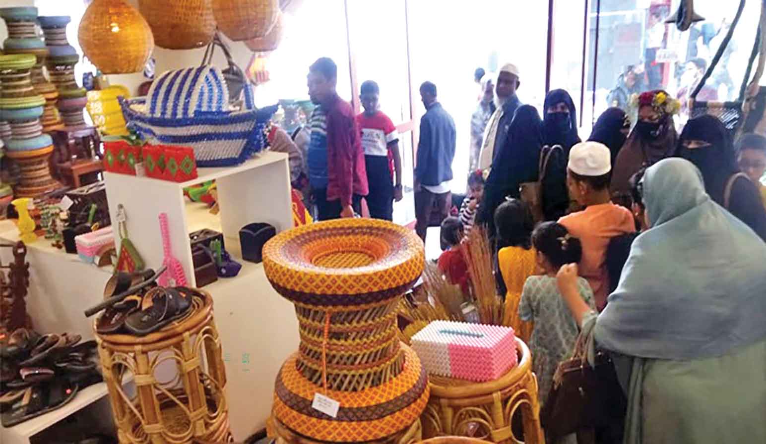 কয়েদিদের তৈরি পণ্যে মুগ্ধ ক্রেতা-দর্শনার্থী