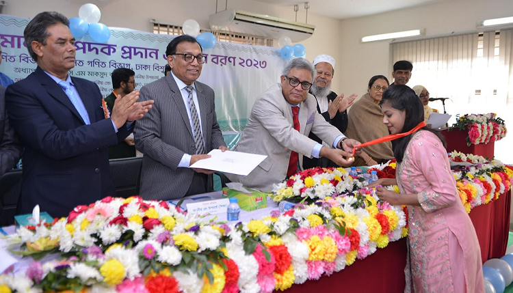 ঢাবি’র ১২ শিক্ষার্থী পেলেন এ এফ মুজিবুর রহমান স্বর্ণপদক 