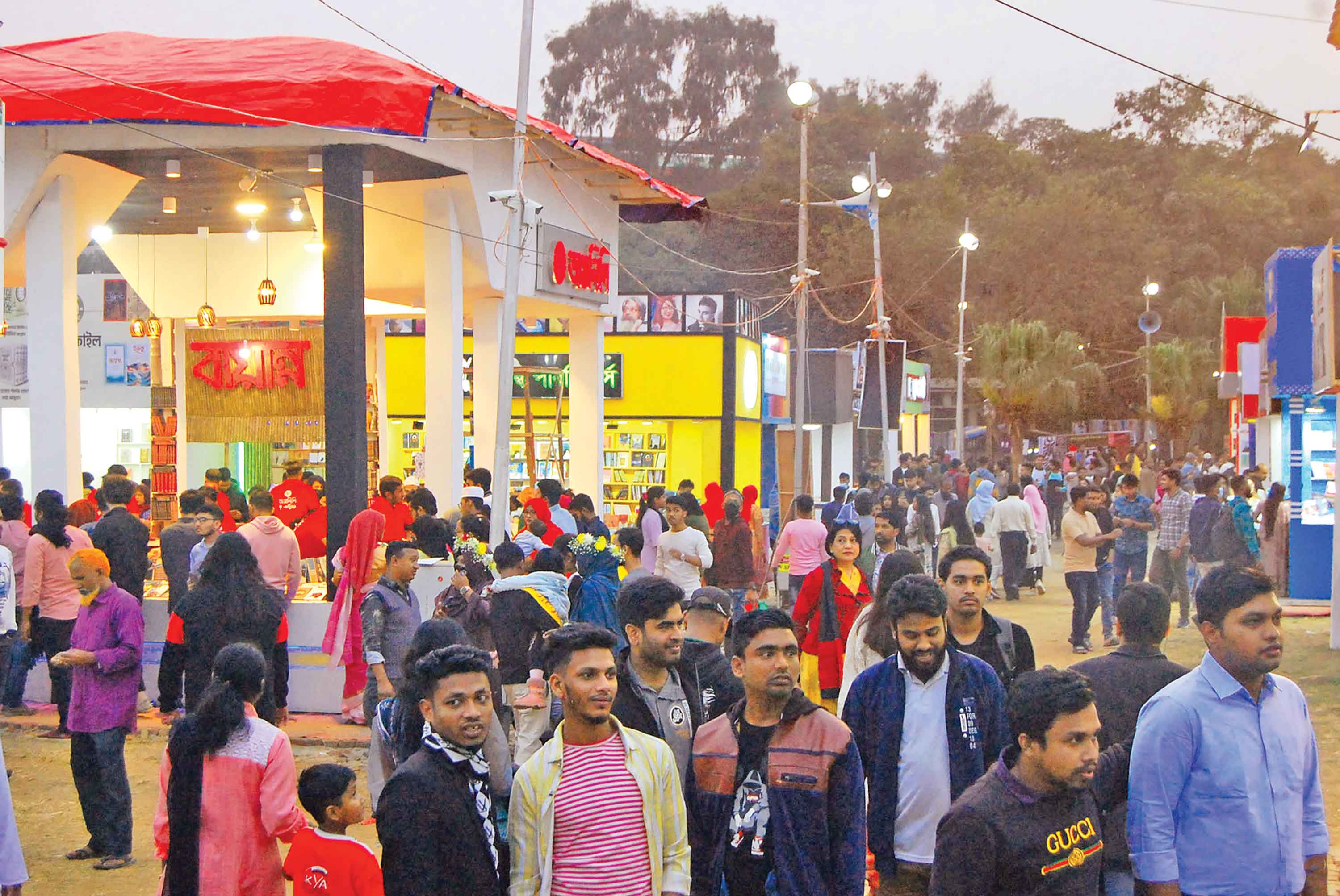 নজর কাড়ছে নান্দনিক স্টলগুলো