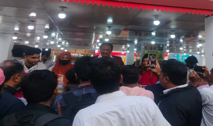 মোশতাক ও তিশাকে ঘিরে বইমেলায় দর্শকদের দুষ্টুমি