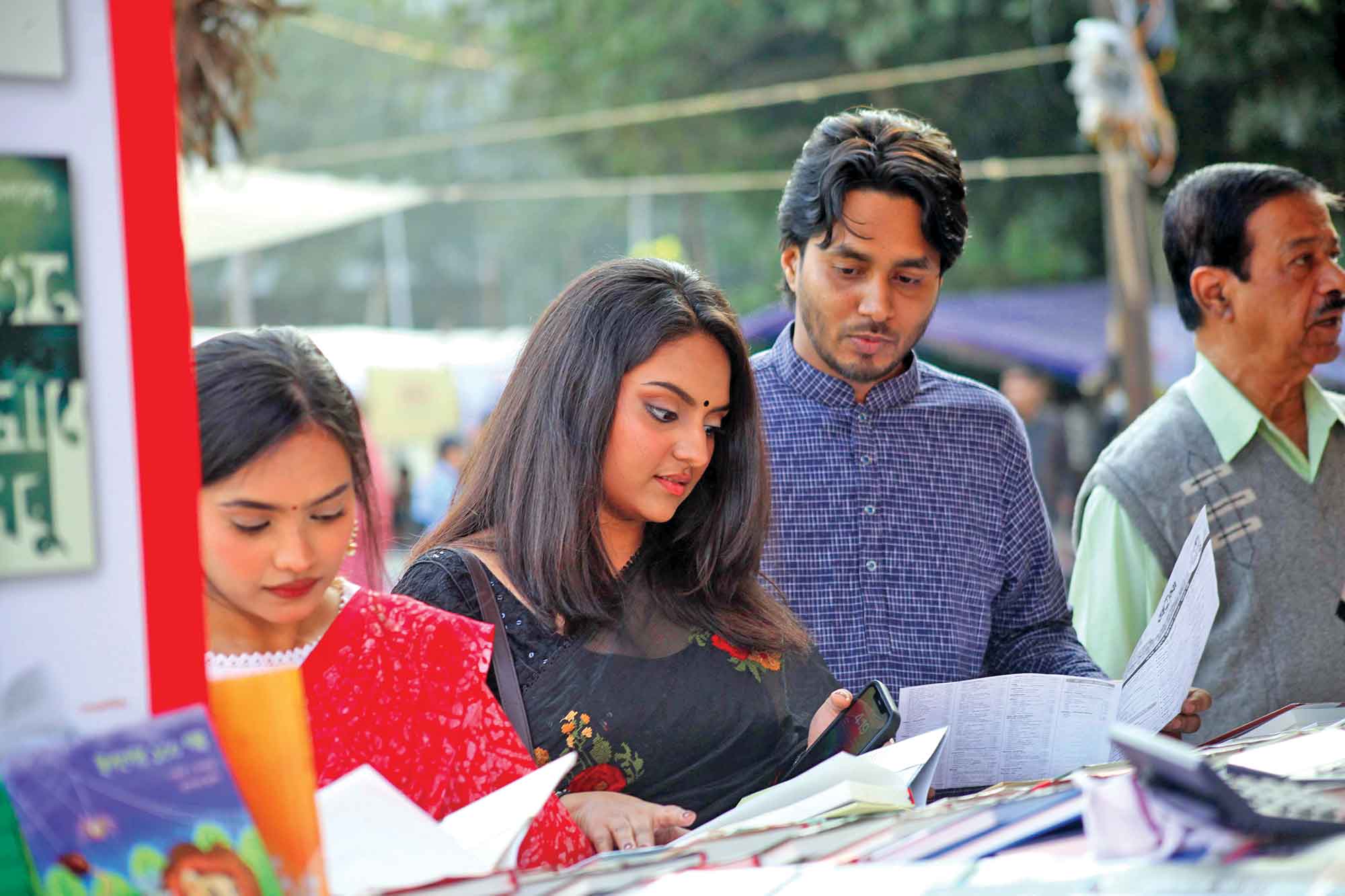 দর্শনার্থীর ভিড়, বাড়ছে বিক্রিও