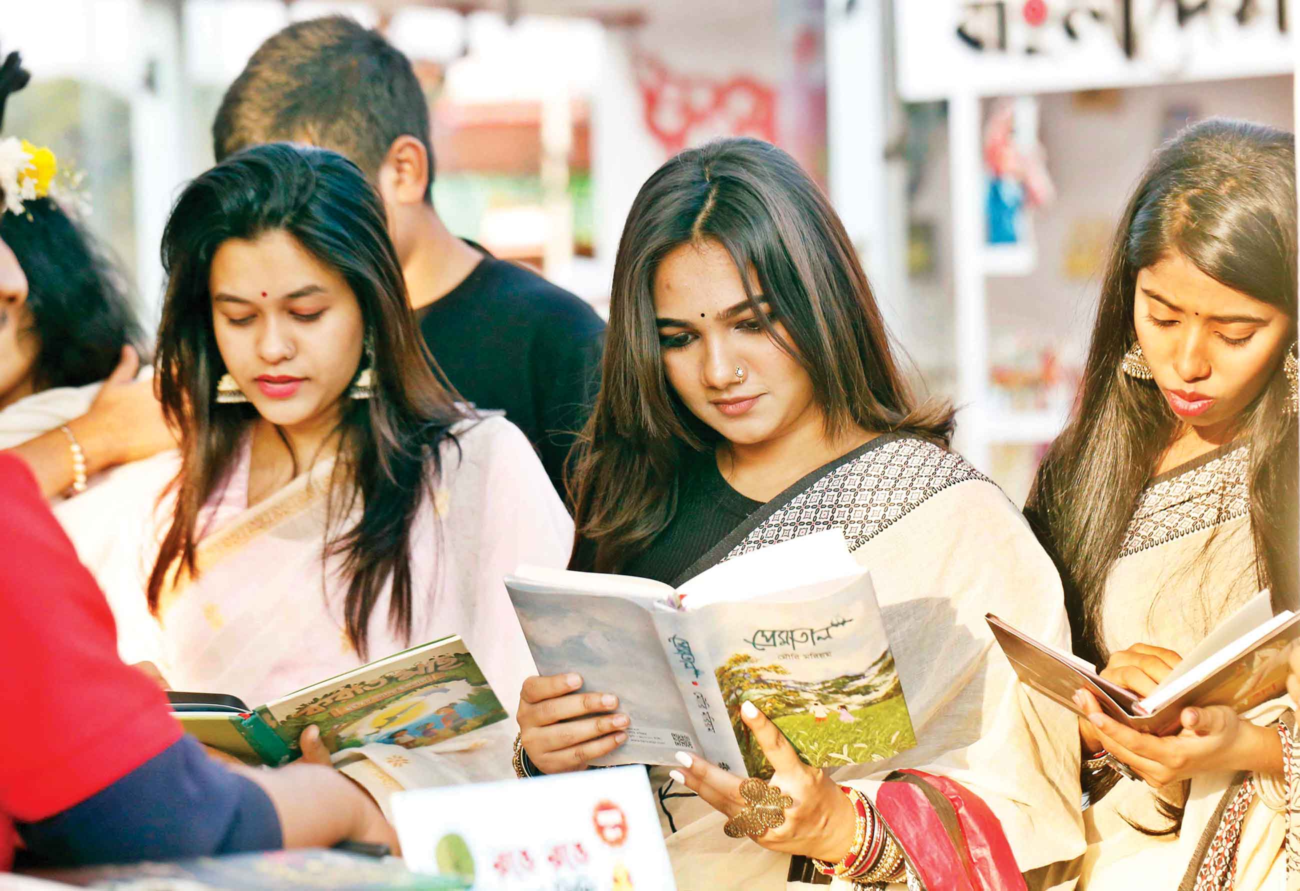 বিকাল হতেই জমজমাট মেলা