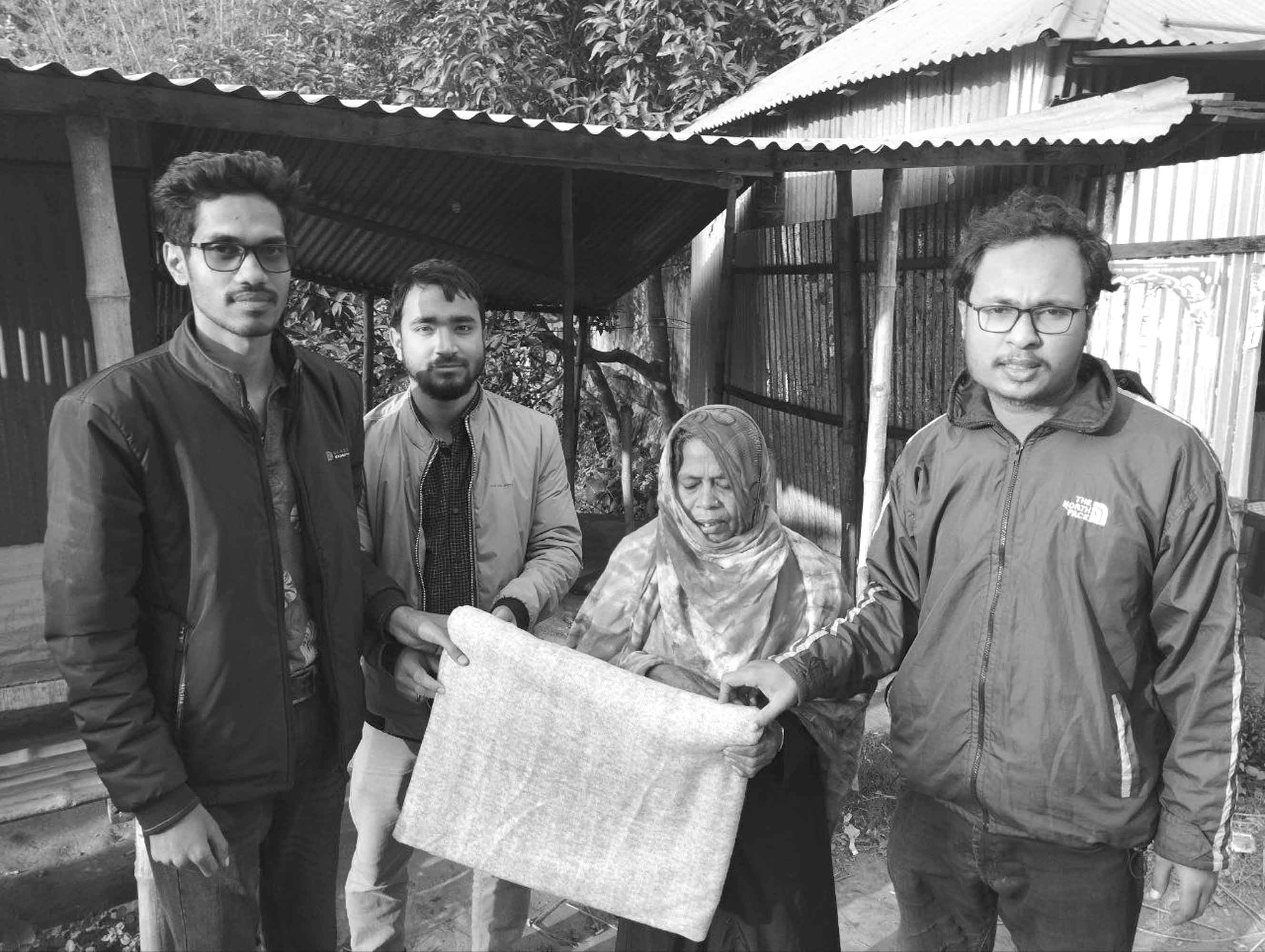 শীতবস্ত্র নিয়ে শীতার্তদের পাশে