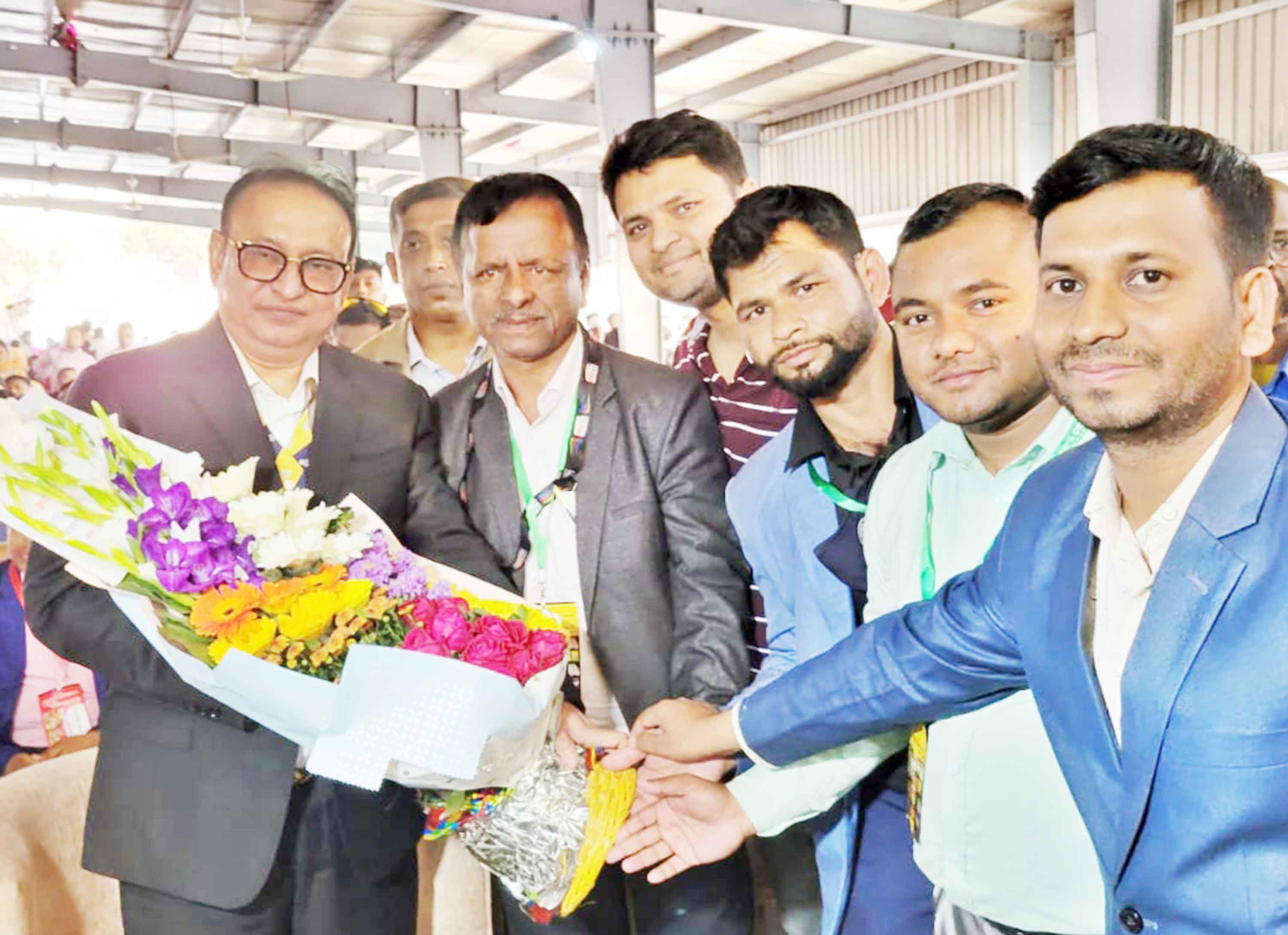রূপগঞ্জে মাইটিভির চেয়ারম্যান নাসির উদ্দীনকে ফুলেল শুভেচ্ছা