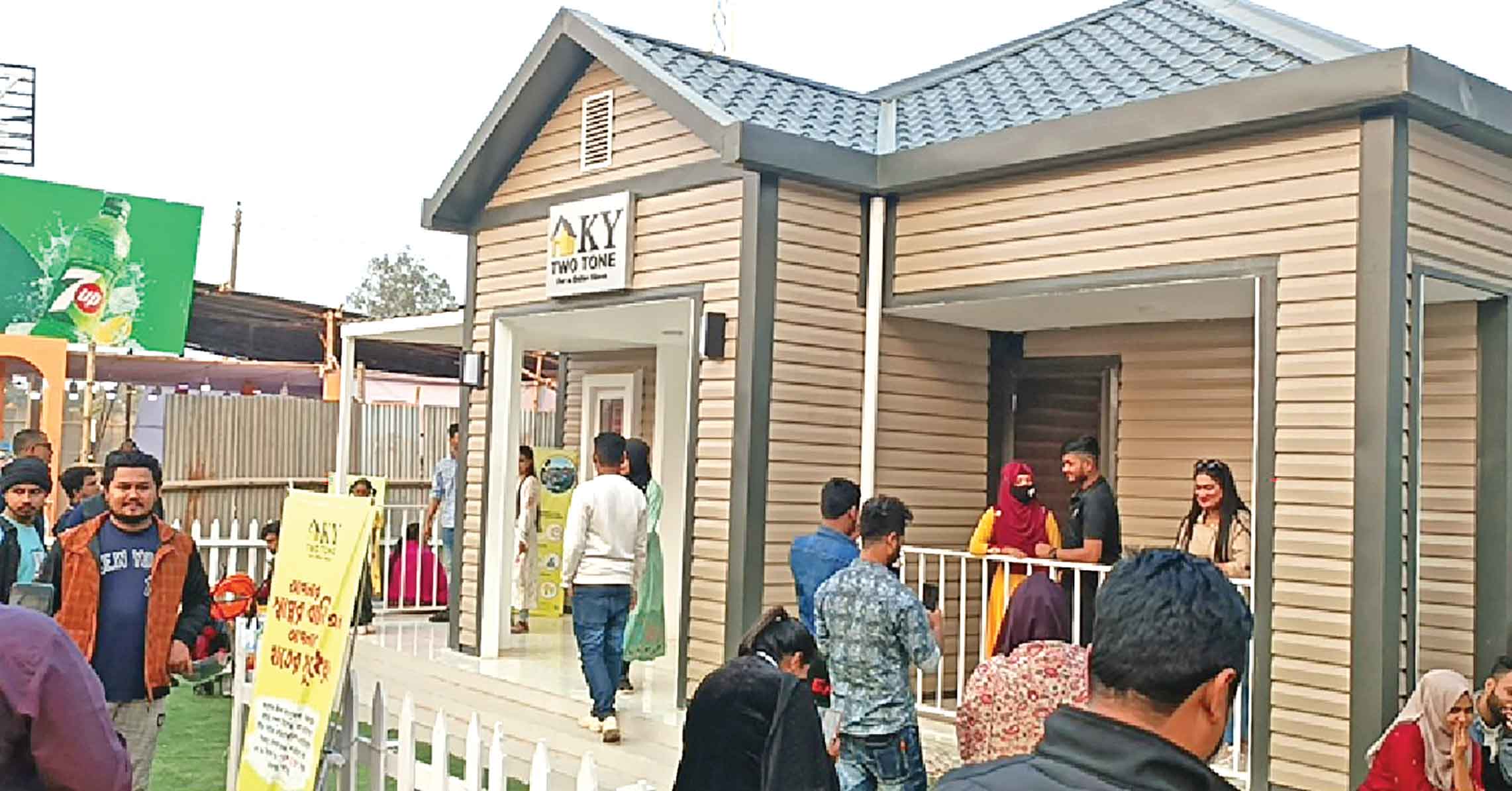 ছুটির দিনে ইউরোপিয়ান বাড়ি ঘিরে দর্শনার্থীর ভিড়