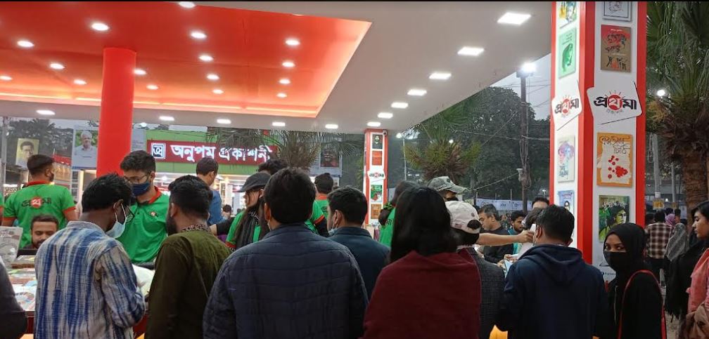 ছুটির দিনে বইমেলায় পাঠক এবং দর্শকদের উপচেপড়া ভিড়, ক্রেতা কম!