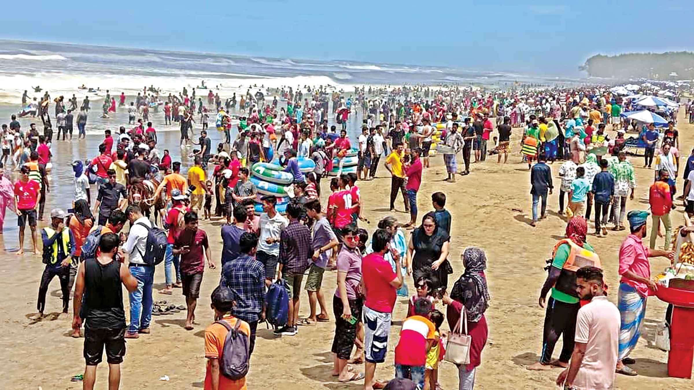 শীতের বিদায়লগ্নে কক্সবাজার সৈকতে পর্যটকের ঢল