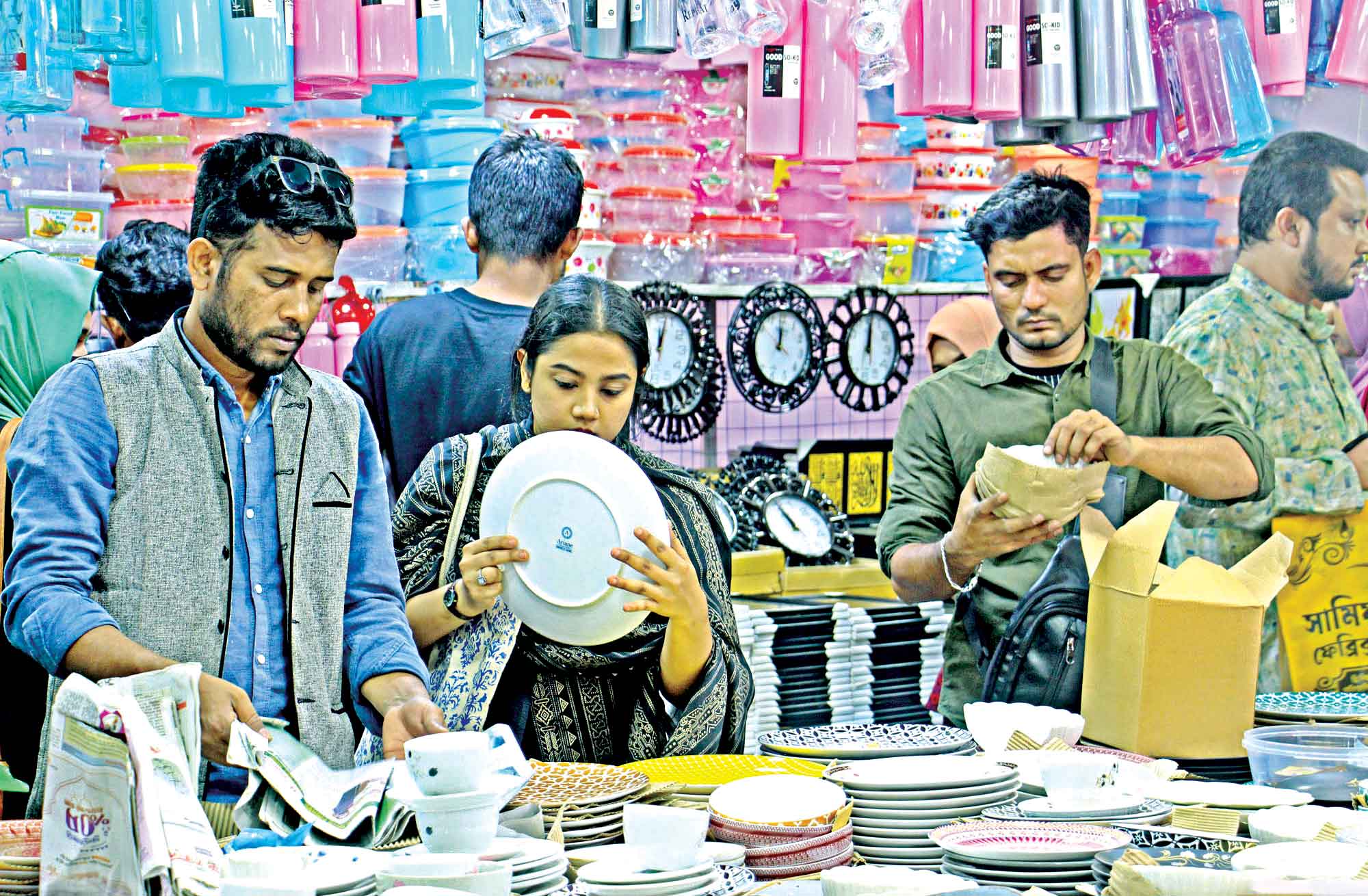 বাণিজ্য মেলায় ১৩০ টাকায় মিলছে ক্রোকারিজ পণ্য