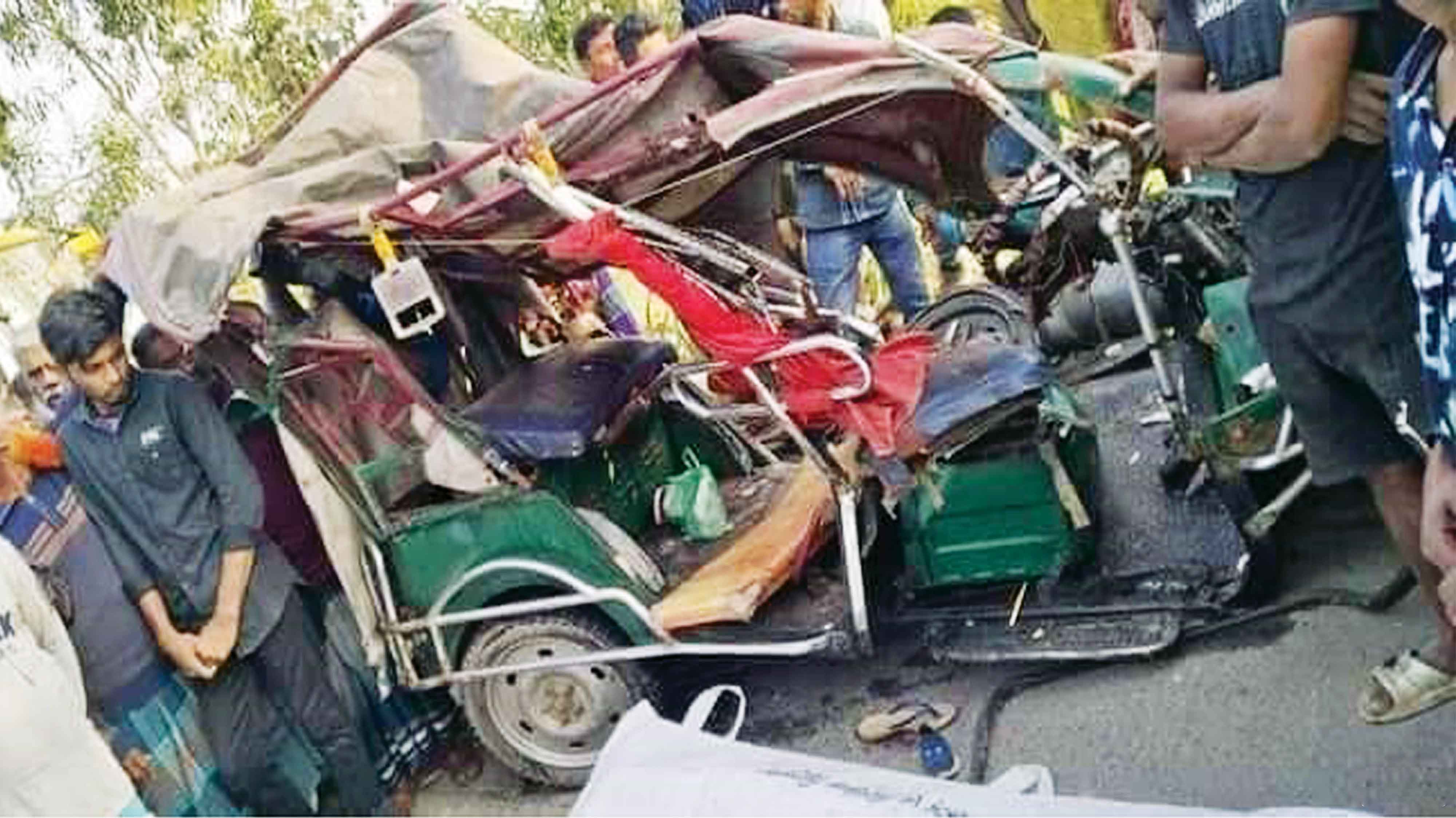 খুলনার সড়ক দুর্ঘটনায় বাবা-মেয়েসহ নিহত ৫