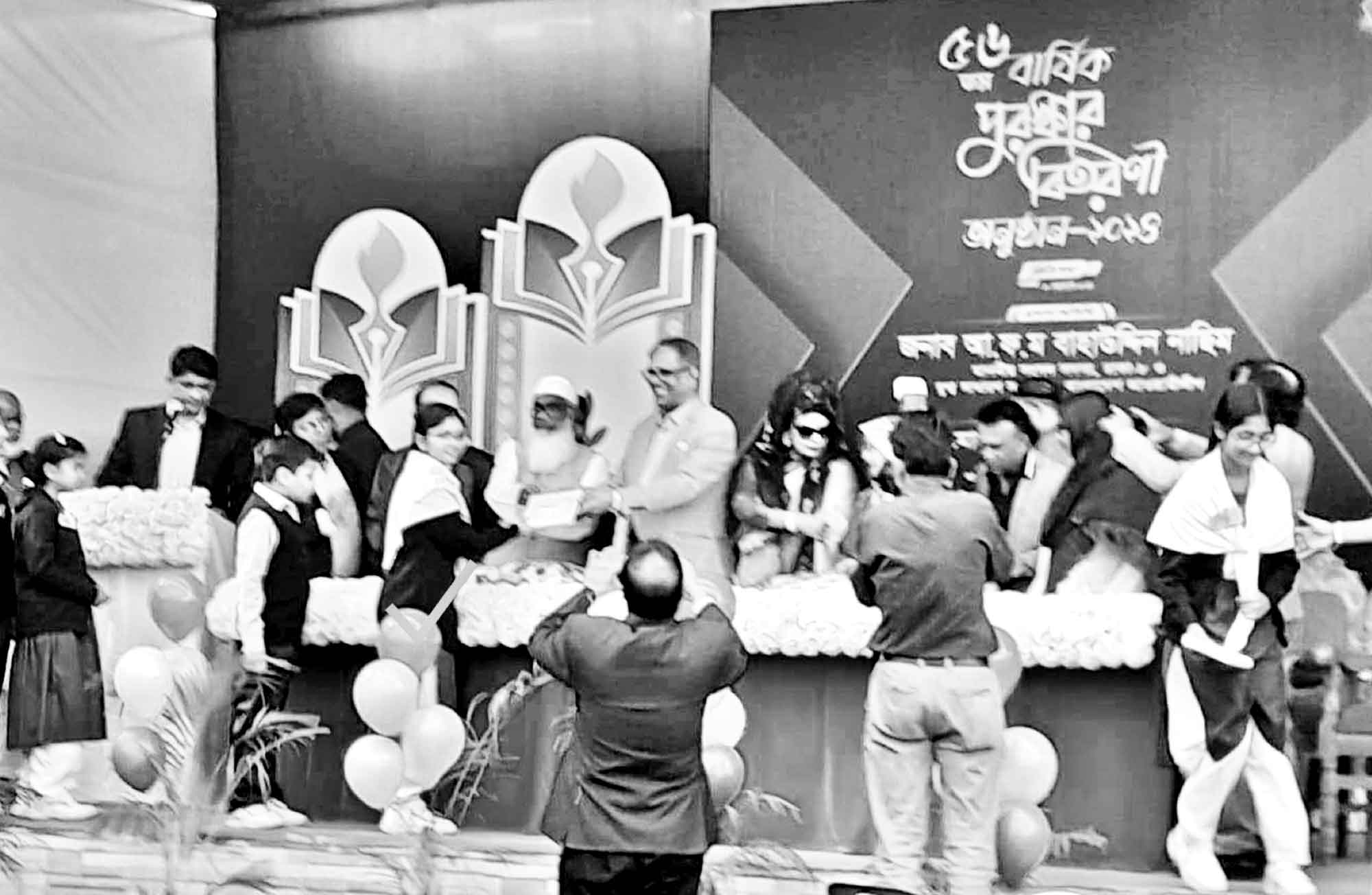 অঝরা সাহা প্রথম হওয়ায় পুরস্কারে ভূষিত