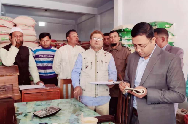 দৌলতপুরে চাল মজুতের দায়ে ৩ ব্যবসায়ীর অর্থদন্ড