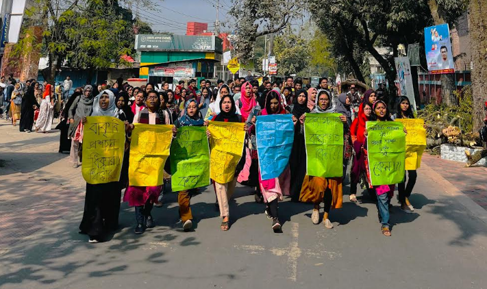 বাকৃবিতে ছাত্রী শ্লীলতাহানির বিচারের দাবিতে বিক্ষোভ