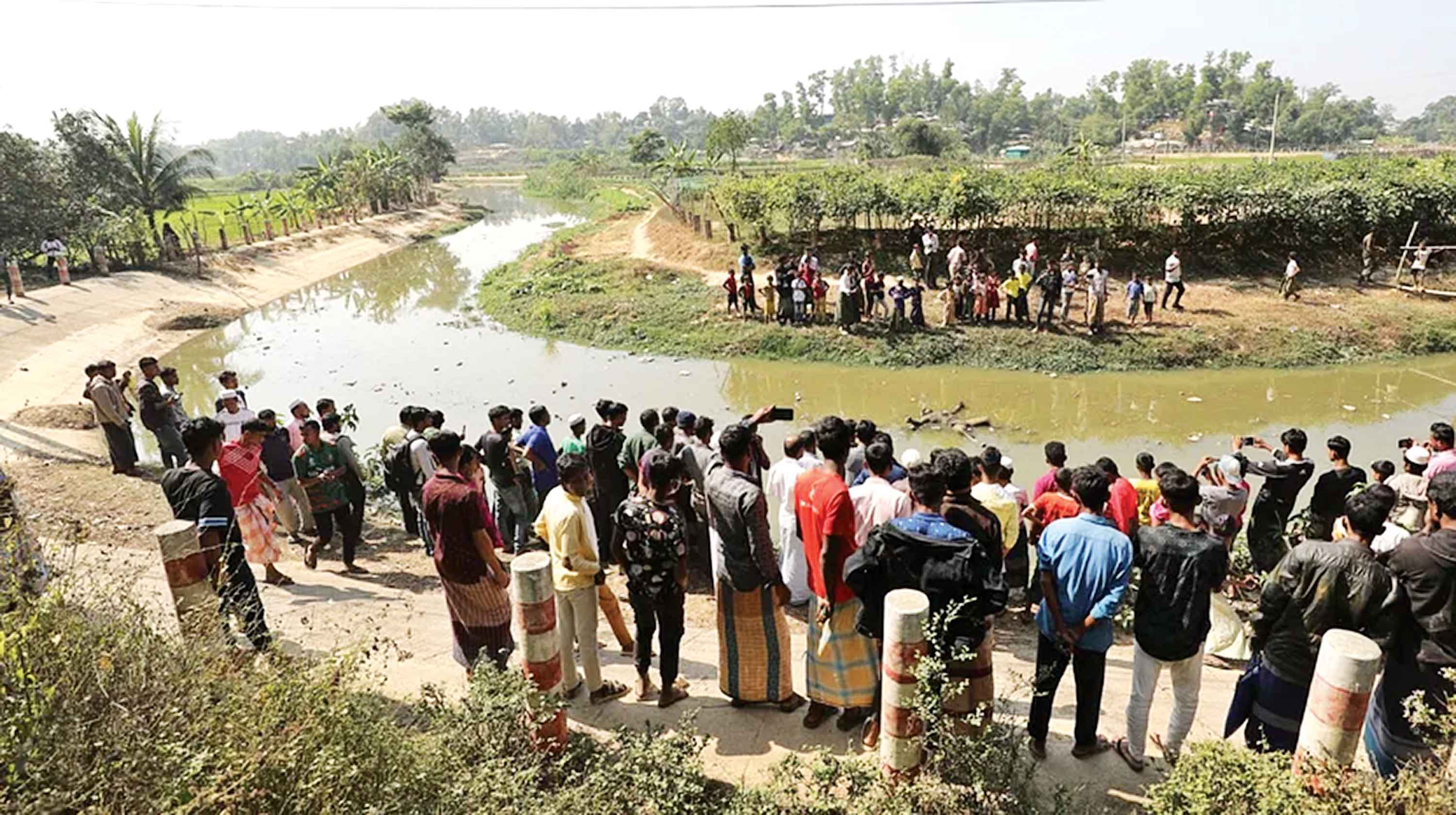 নৌকায় ভাসছেন রোহিঙ্গারা অনুপ্রবেশের অপেক্ষায়