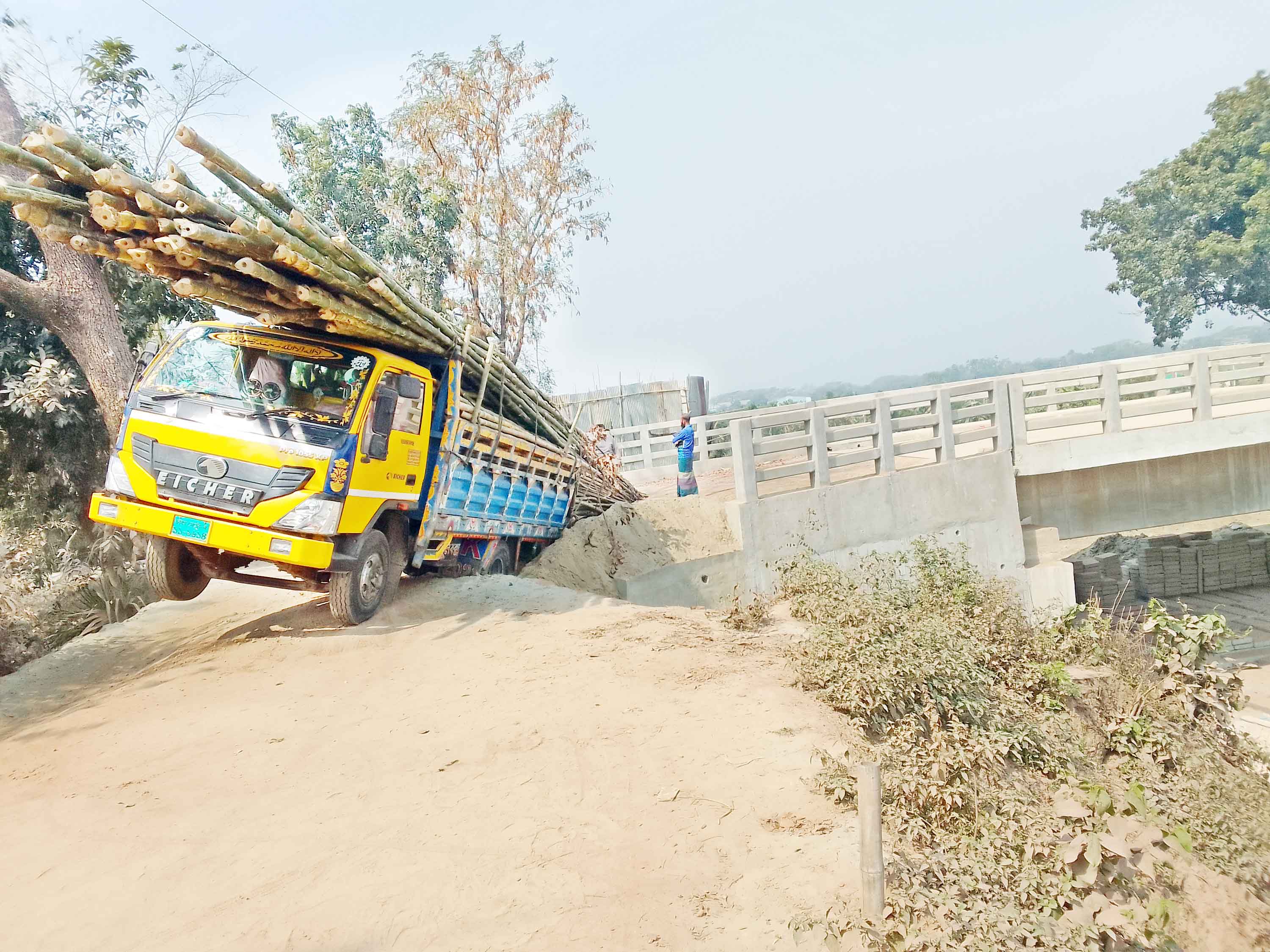 আড়াইহাজারে ব্রিজের গোড়ায় মাটি ভরাট না করেই যান চলাচল