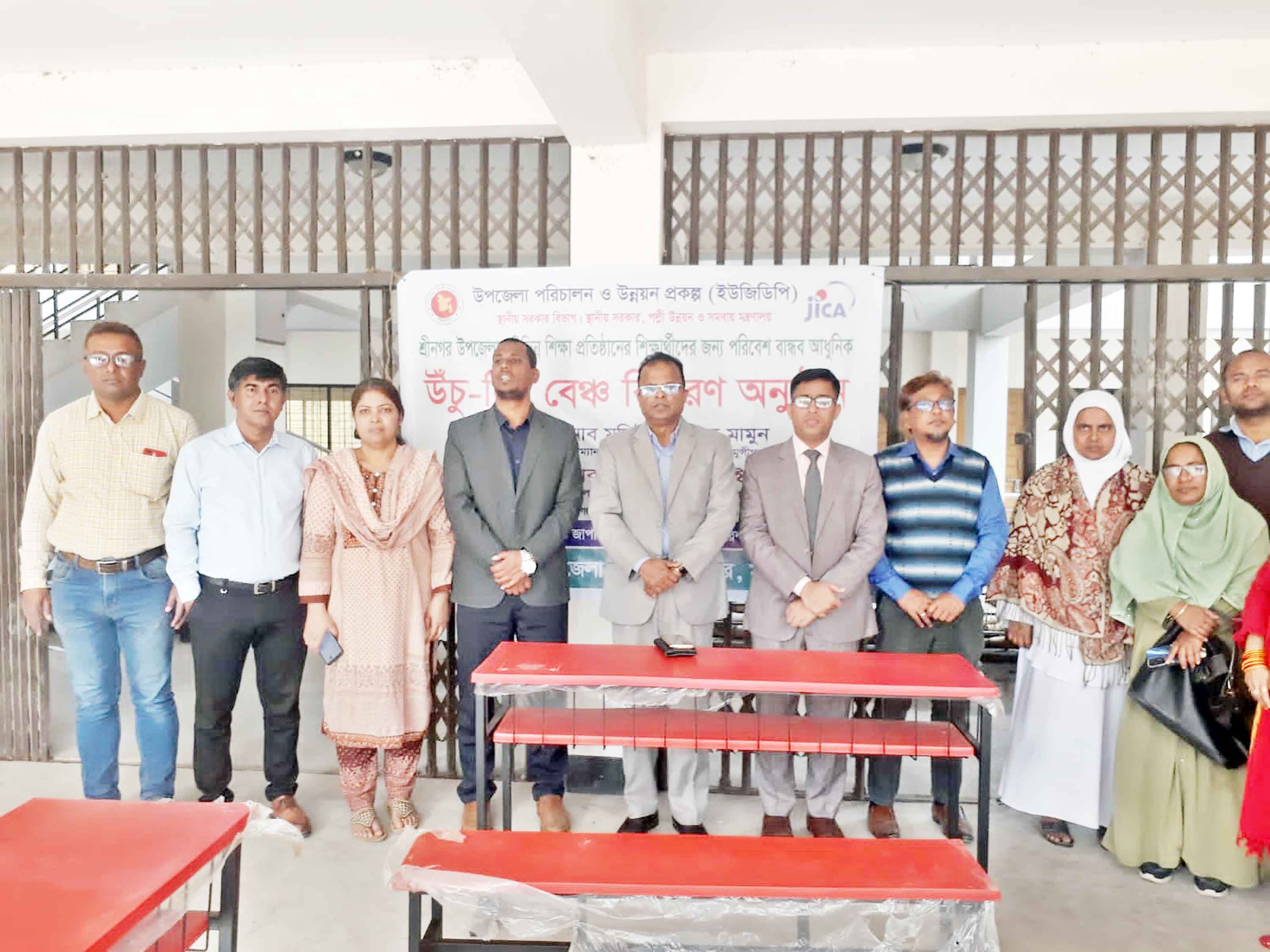 শ্রীনগরে শিক্ষা প্রতিষ্ঠানে পরিবেশ বান্ধব বেঞ্চ বিতরণ
