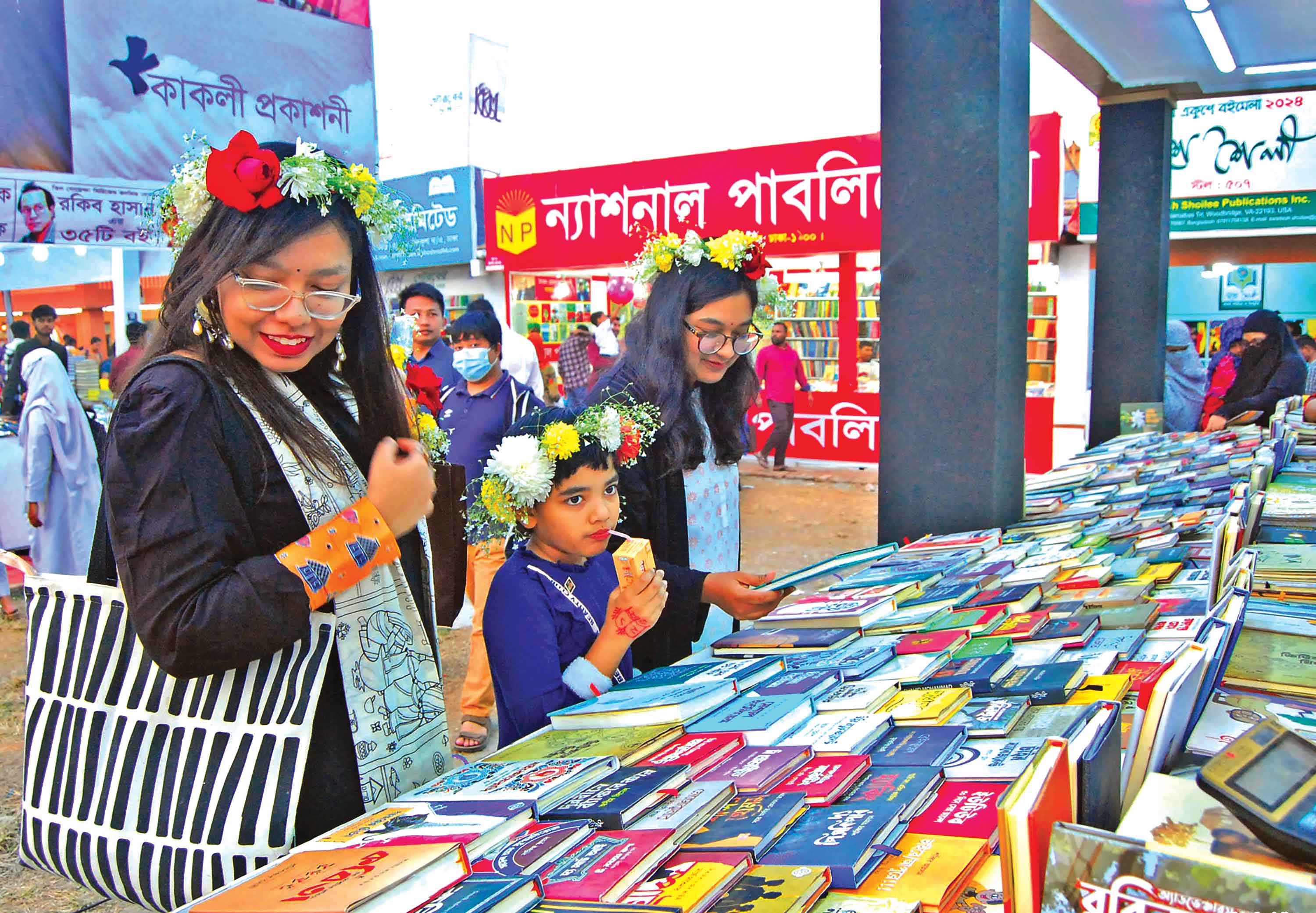 প্রাণবন্ত বইমেলায় বসন্তের ছোঁয়া