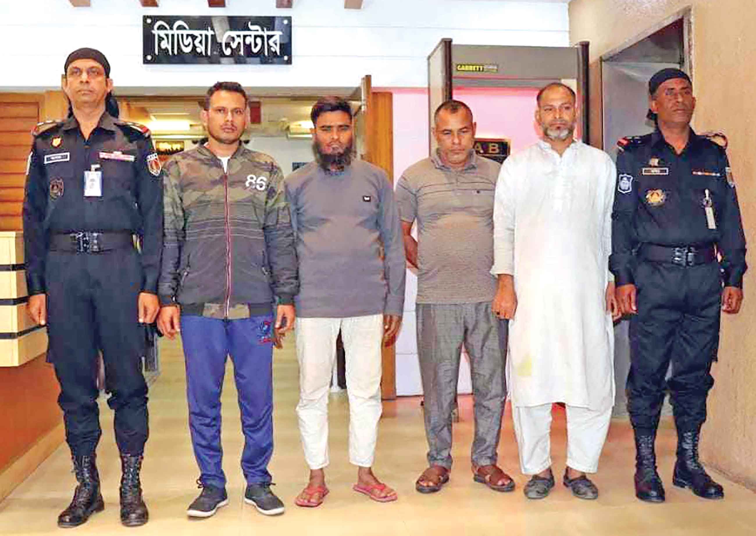 যাত্রীবেশে উঠে সর্বস্ব লুটে নেয় 'মামা পার্টি'