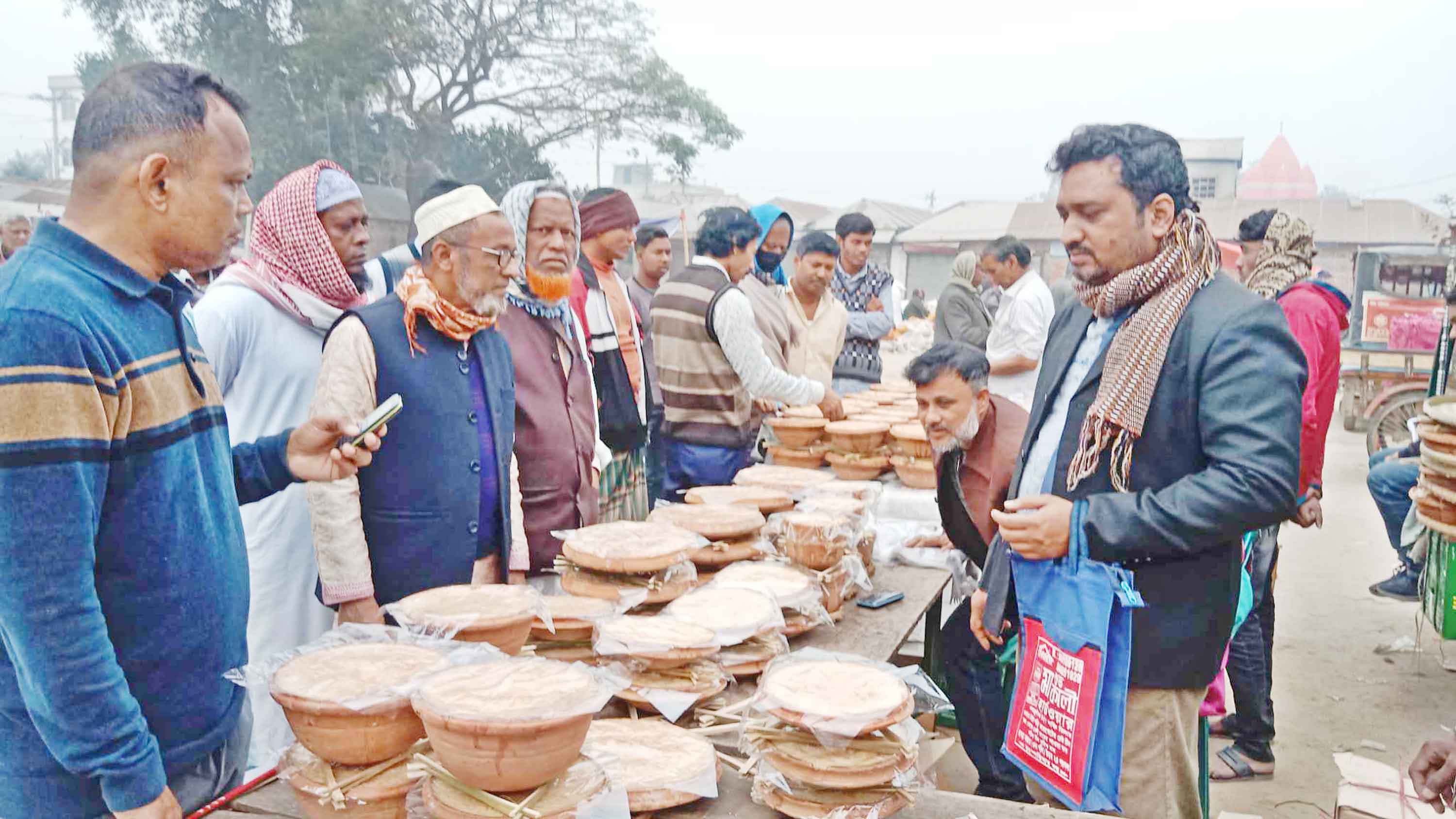 সিরাজগঞ্জে বসেছে তিনশ' বছরের ঐতিহ্যবাহী দইমেলা