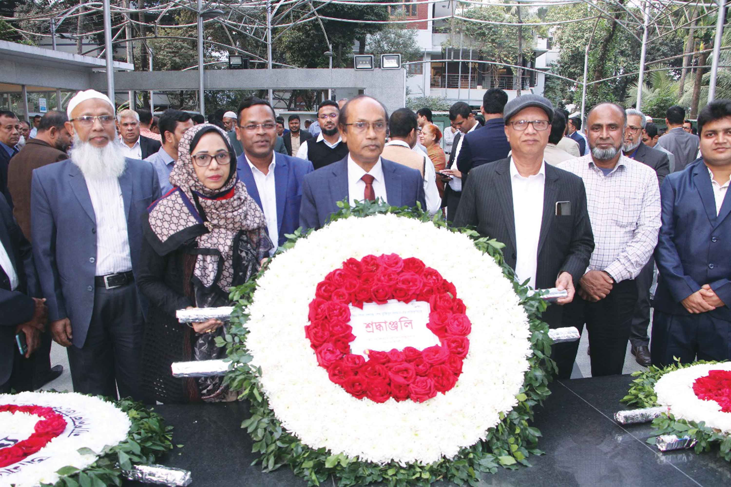 বঙ্গবন্ধু প্রতিকৃতিতে শিক্ষা প্রকৌশলের প্রধান প্রকৌশলীর শ্রদ্ধা