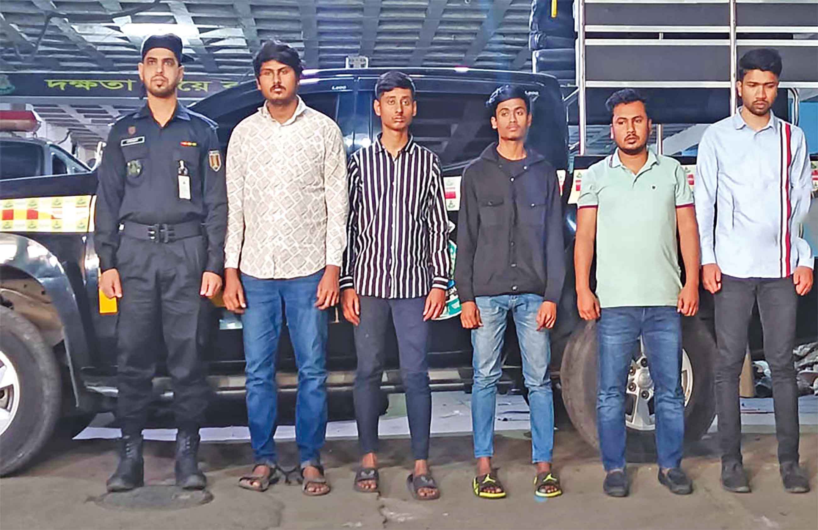 অবৈধ নেটওয়ার্ক বুস্টার বিক্রি চক্রের ৫ সদস্য গ্রেপ্তার
