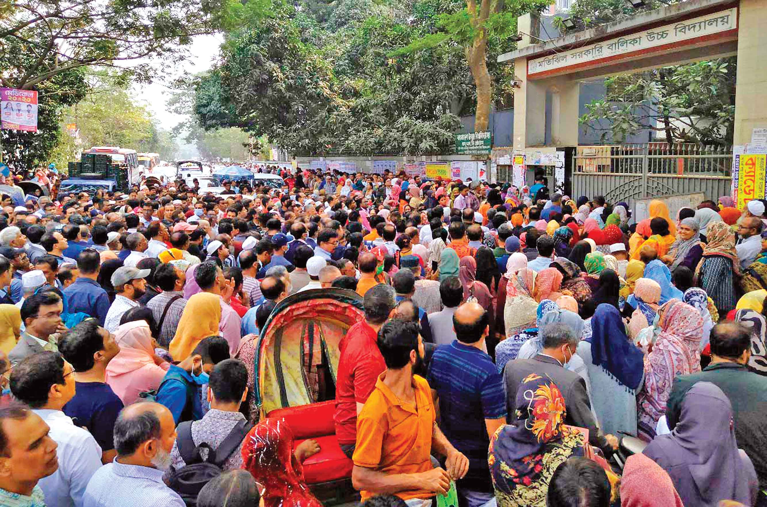 প্রথম দিনে অনুপস্থিত ৯৭৩১ শিক্ষার্থী, বহিষ্কৃত ৬ জন