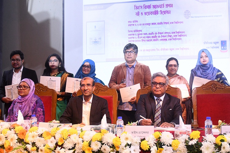 ঢাবিতে জীববিজ্ঞান অনুষদের ডিনস্ রিসার্চ অ্যাওয়ার্ড পেলেন ৮ জন শিক্ষক