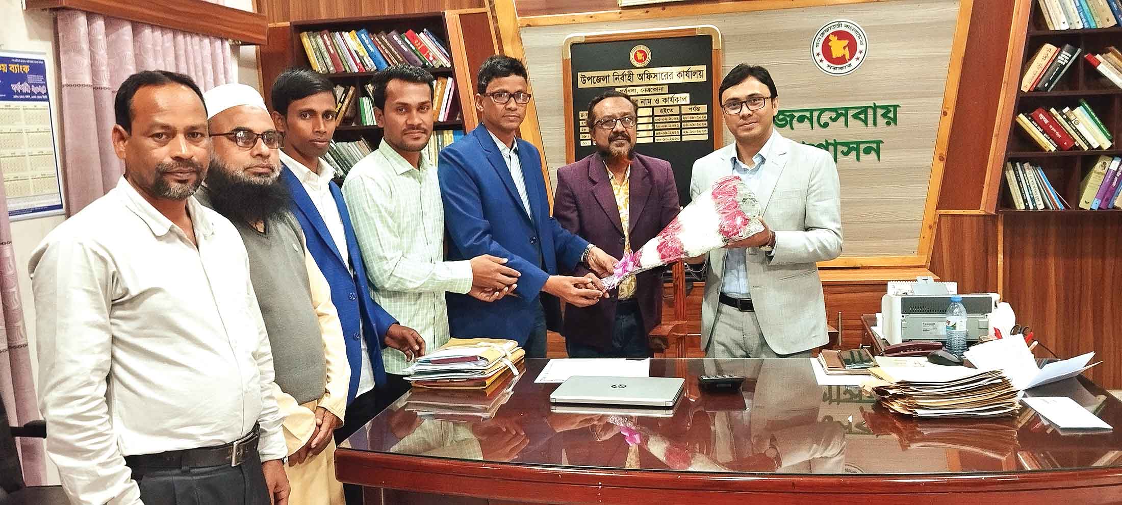 পূর্বধলার উপজেলা নির্বাহী কর্মকর্তাকে ফুলেল শুভেচ্ছা