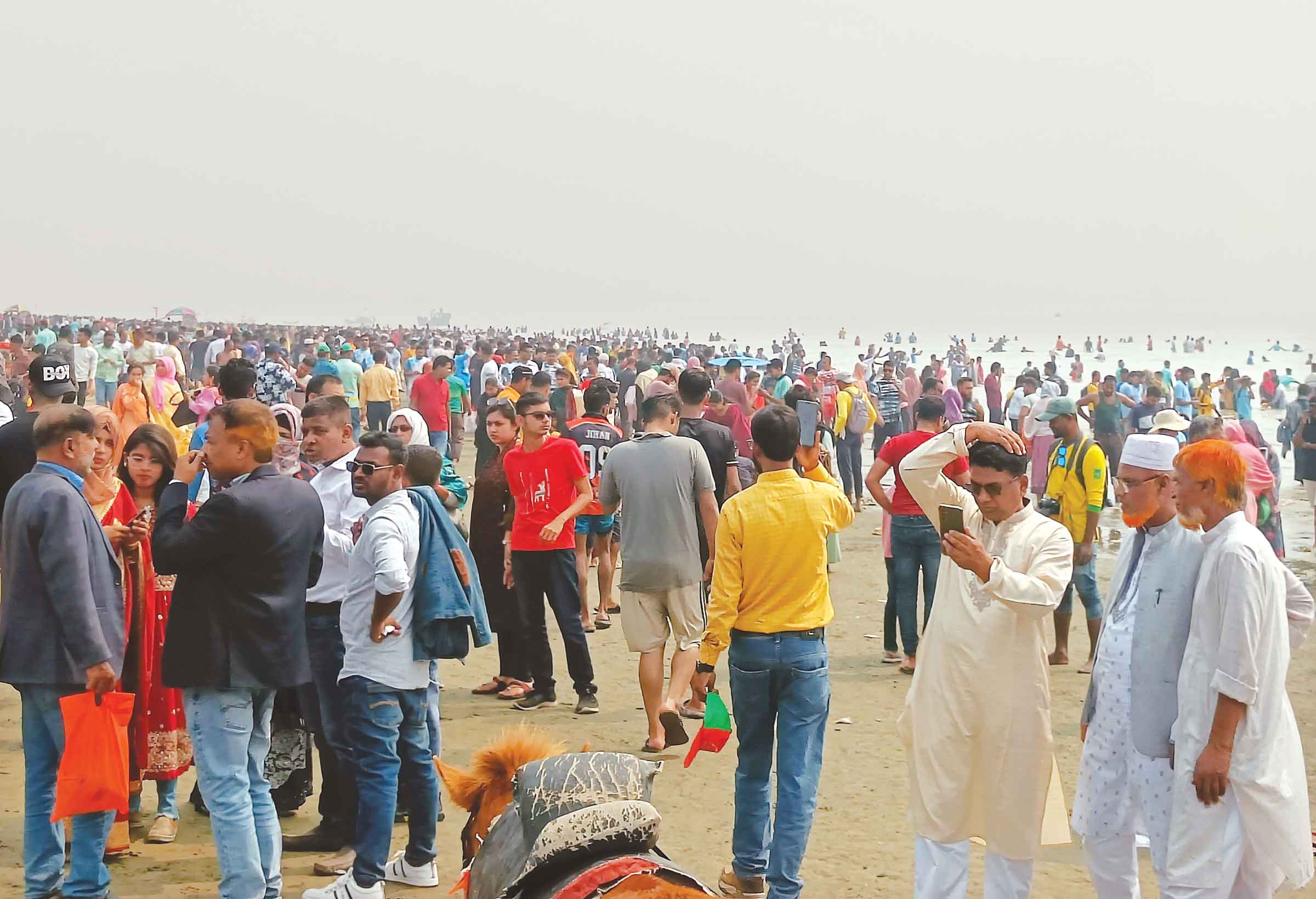 কুয়াকাটায় রেকর্ডসংখ্যক পর্যটক, স্বস্তিতে ব্যবসায়ীরা