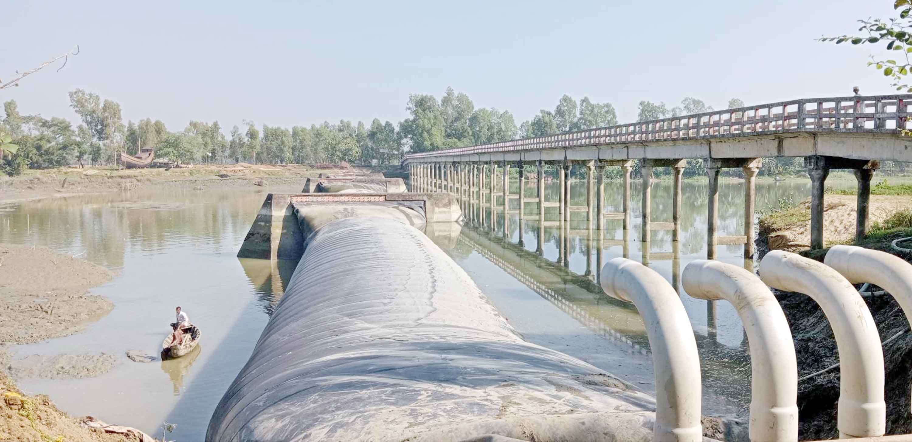 মাতামুহুরী নদীতে ফুলানো হলো পাউবোর দু'টি রাবার ড্যাম