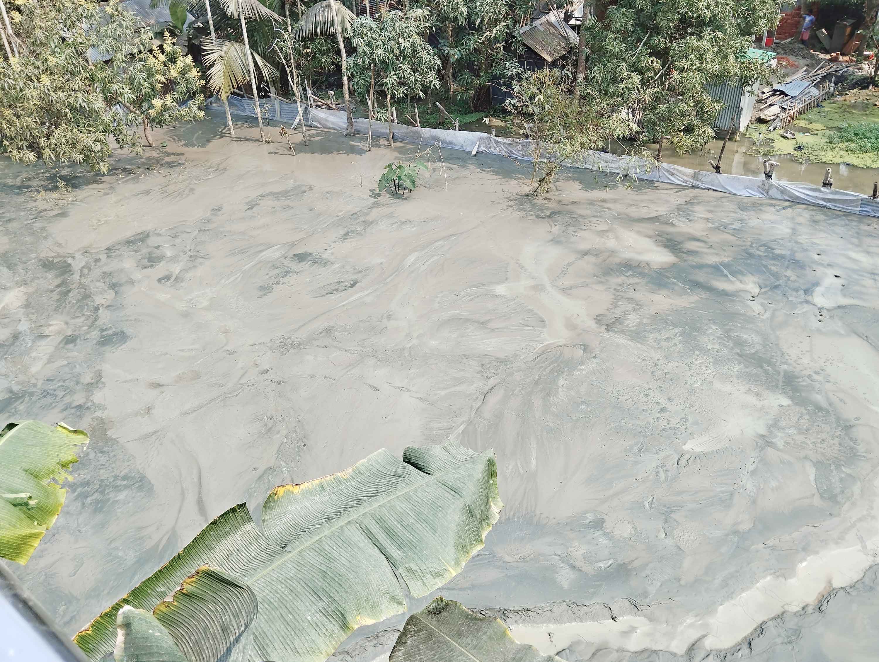 পুকুর ভরাট করে নির্মাণ হচ্ছে বিদ্যালয়ের ভবন