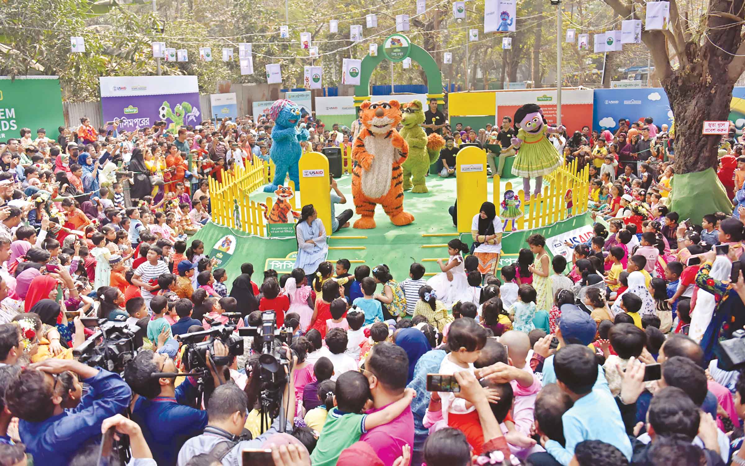 নিষ্প্রাণ বাংলা একাডেমি প্রাঙ্গণ
