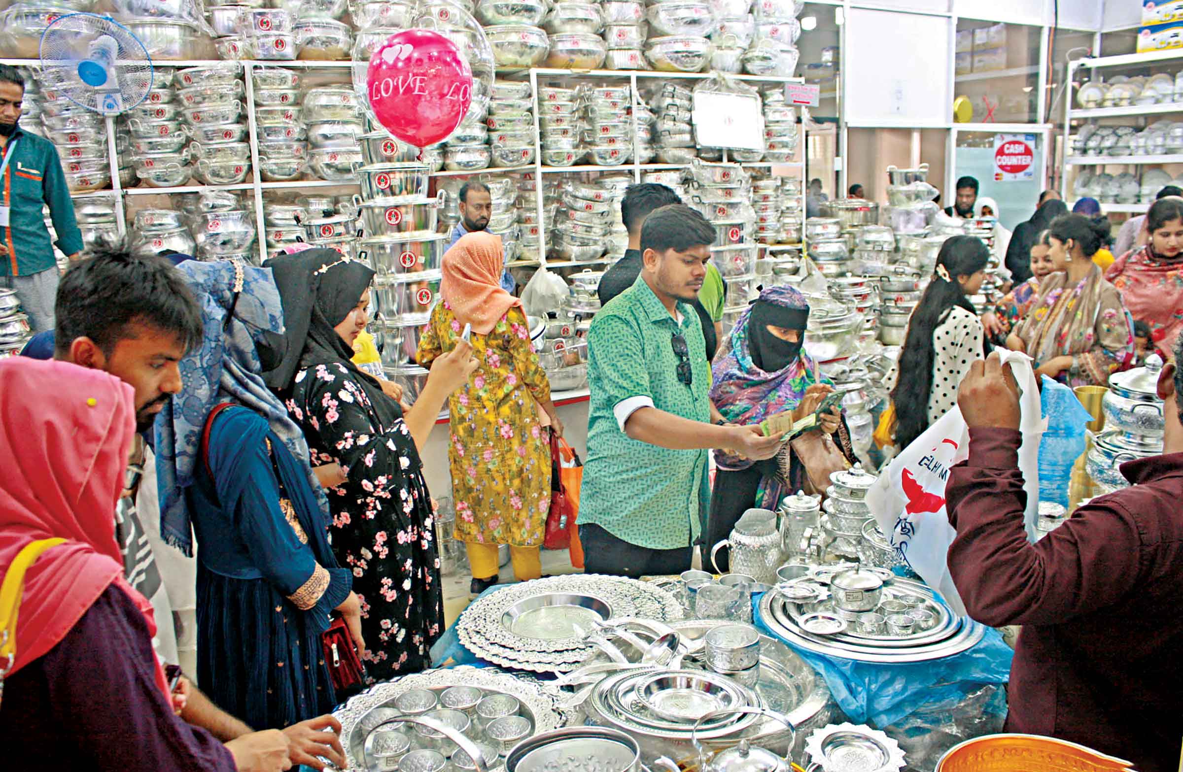 ছুটির দিনে লোকারণ্য বাণিজ্য মেলা