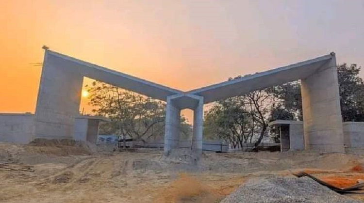 দৃশ্যমান বেরোবির মূল ফটক, উচ্ছ্বাসিত শিক্ষার্থীরা 