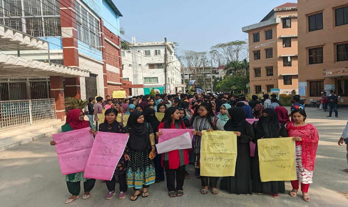 পবিপ্রবিতে শিক্ষক লাঞ্ছিনার প্রতিবাদে ক্লাস-পরীক্ষা বর্জন