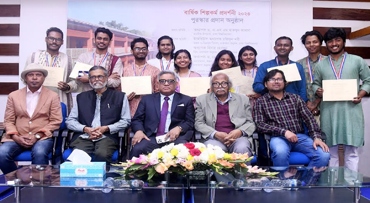 ঢাবিতে বার্ষিক শিল্পকর্ম প্রদর্শনীর পুরস্কার বিতরণ