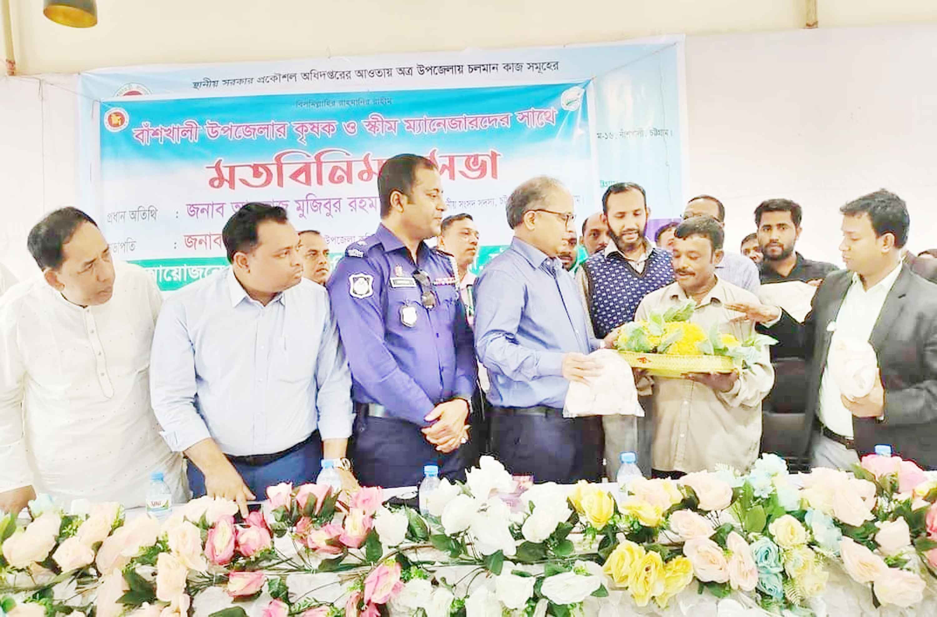 পাঁচ হাজার টাকায় ৪টি রঙিন ফুলকপি কিনলেন মুজিবুর রহমান এমপি
