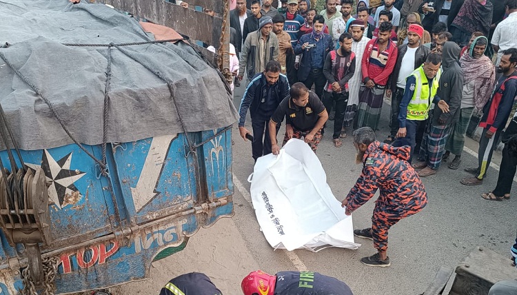 কালিয়াকৈরে অটোরিকশা-ট্রাকের সংঘর্ষে ৩ শ্রমিক নিহত