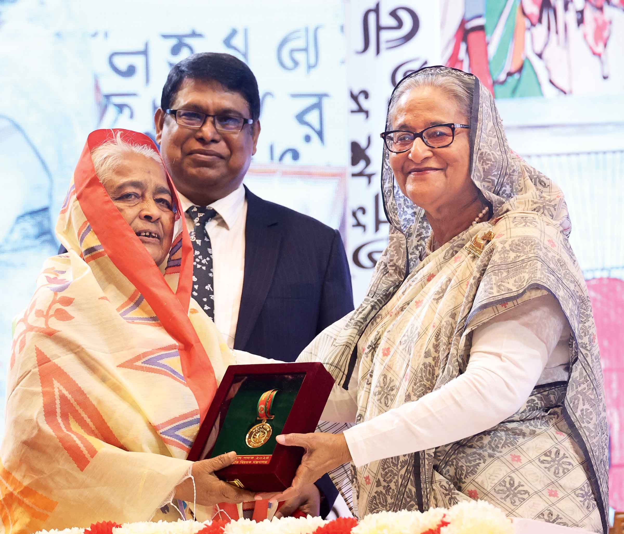একুশ শিখিয়েছে, মাথা উঁচু করে চলব :প্রধানমন্ত্রী
