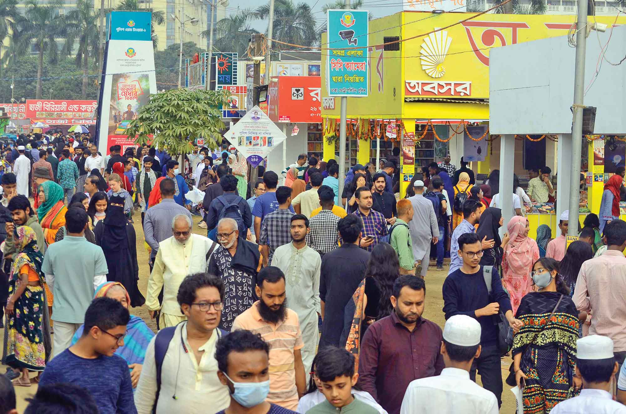 লেখক-পাঠকে সরগরম মেলা