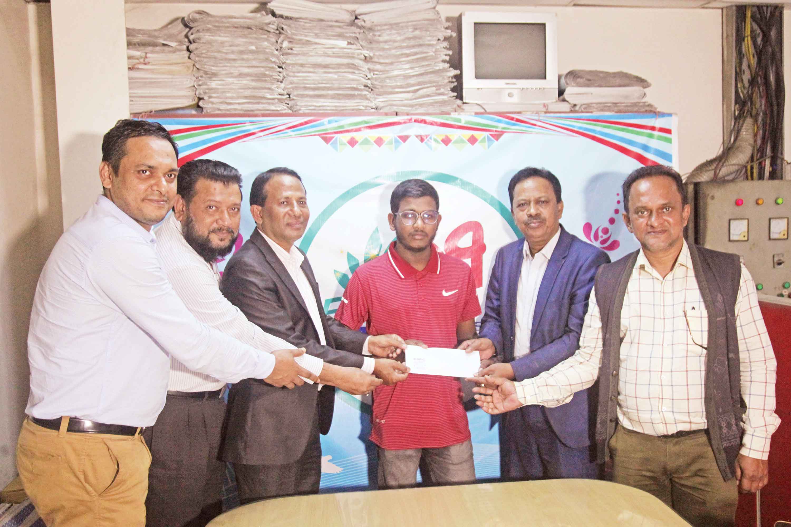 মেধাবী শিক্ষার্থী রাজুকে অনুদান দিলেন যায়যায়দিনের এক শুভানুধ্যায়ী