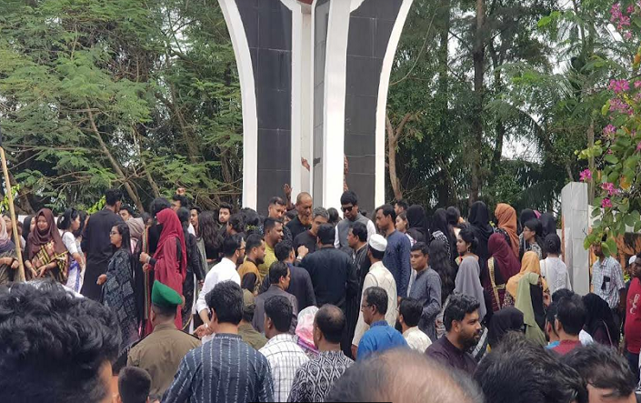 শহীদ মিনারে আগে ফুল দেওয়াকে কেন্দ্র করে নোবিপ্রবিতে বিশৃঙ্খলা