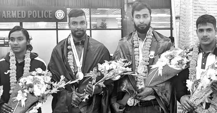 ইরানে পদকজয়ী অ্যাথলেটদের বিমানবন্দরে ফুলেল শুভেচ্ছা