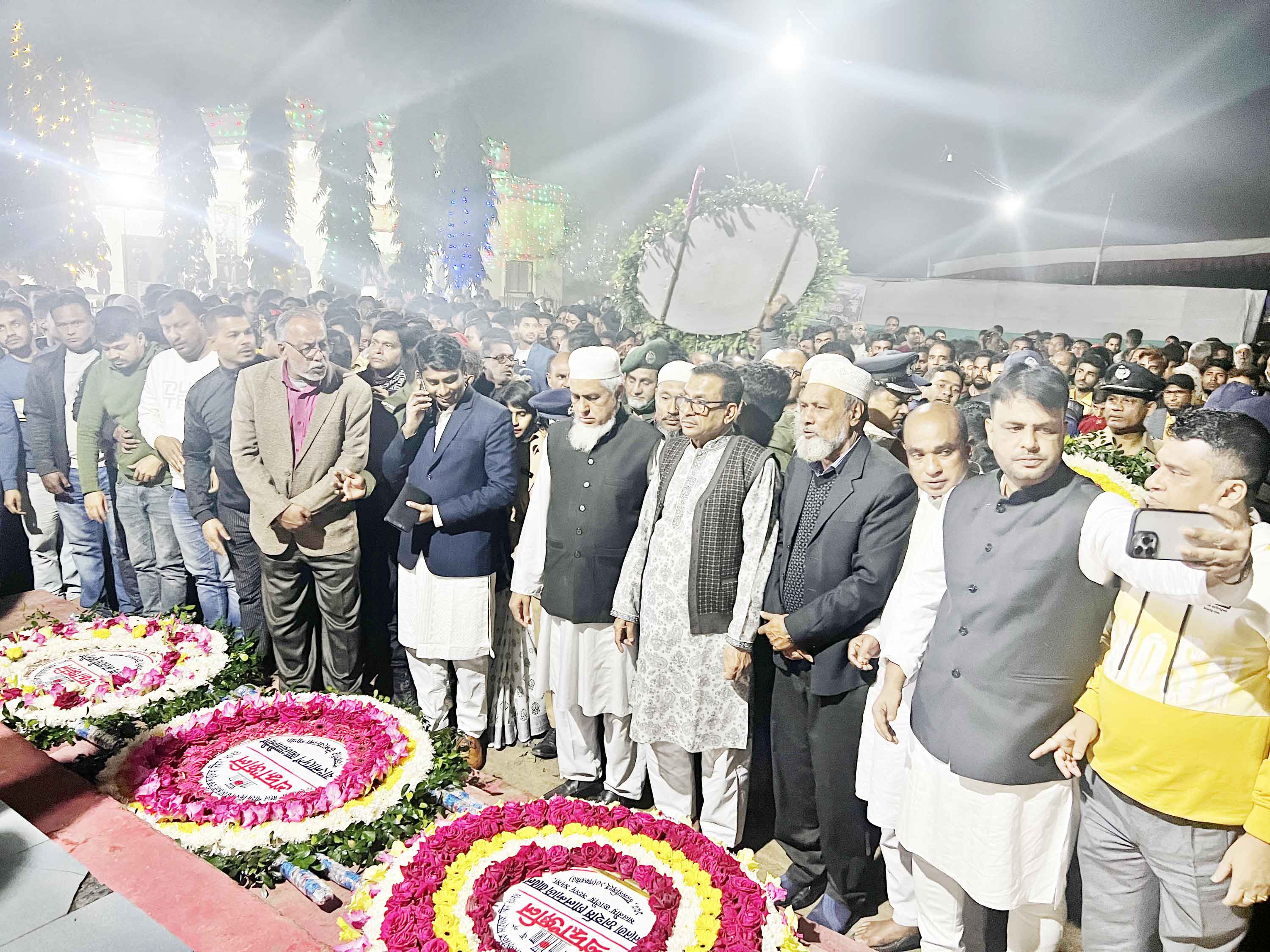 ভাষা শহীদ জব্বারের বাড়িতে মানুষের ঢল